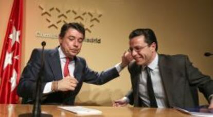 El presidente de Madrid, Ignacio González, y el exconsejero de Sanidad, Javier Fernández Lasquetty, en la rueda de prensa de este lunes.