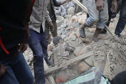 Un joven atrapado entre los restos de un edificio en Katmandú.