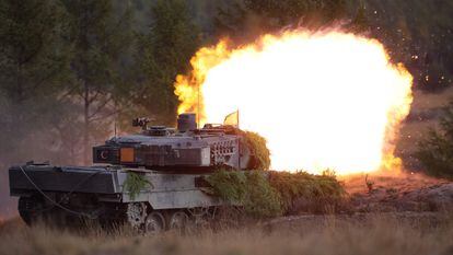 Un Leopard 2 del Ejército alemán dispara durante un ejercicio de entrenamiento en Ostenholz (norte de Alemania), el pasado octubre.