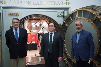 Por la izquierda, el escritor nicaragüense Sergio Ramírez, el ministro de Asuntos Exteriores, José Manuel Albares, y el escritor cubano Leonardo Padura, en la Caja de las Letras del Instituto Cervantes.