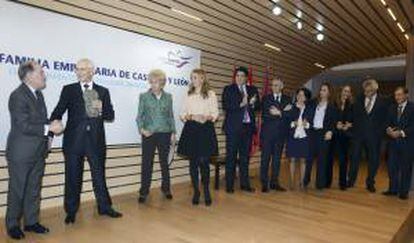 La Empresa Familiar de Castilla y León (EFCL) ha entregado esta noche el XII Premio Familia Empresaria de la Comunidad a la familia de Pedro Escudero (2i), propietaria de la empresa Bio3 con sede en Ponferrada (León), en un acto al que han asistido los consejeros de Economía y Educación de la Junta de Castilla y León, Tomás Villanueva (i) y Juan José Mateos (d).