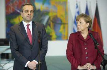 La canciller alemana, Angela Merkel (dcha), y el primer ministro griego, Andonis Samaras (izq), dan una rueda de prensa conjunta en Berlín (Alemania) el pasado 8 de enero de 2013. EFE/Archivo