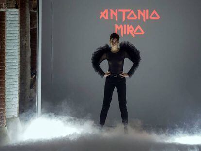 Una modelo luce una de las propuestas de la firma Antonio Miró durante la tercera jornada de la pasarela 080 Barcelona Fashion. 