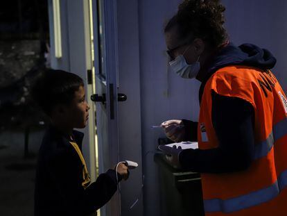 Una enfermera de la ONG Rainbow4Africa controla la saturación de oxígeno en la sangre de un niño afgano en el refugio Fraternità Massi de Oulx, en Italia.