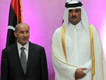 Mustafá Abdel Yalil, presidente del CNT, y el príncipe catarí Sheij Tamim bin Hamad al-Thani, en Doha.