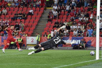 Jakub Pesek marca el primer gol de la República Checa.