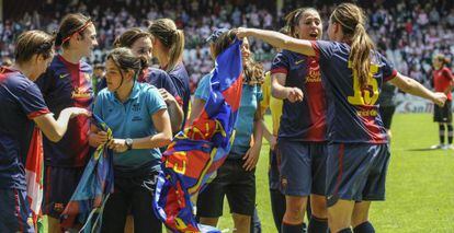 Las jugadoras del Barça celebran el título.celebran