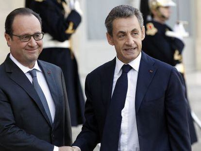 El presidente Fran&ccedil;ois Hollande, a la izquierda, recibi&oacute; este domingo al l&iacute;der de Los Republicanos Nicolas Sarkozy.