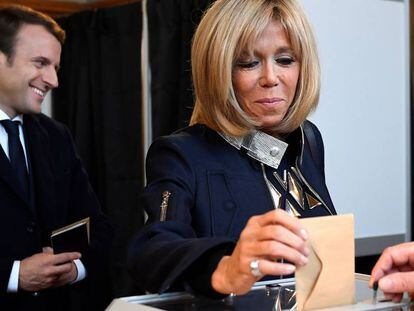Brigitte Trogneux, dona d'Emmanuel Macron, diposita el seu vot.