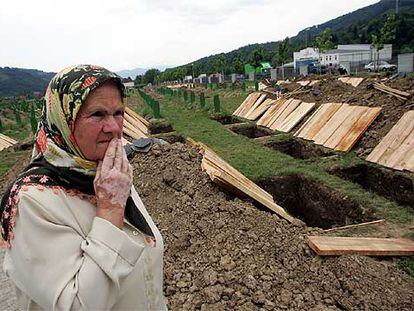 Una mujer camina ayer en el cementerio de Potocari, cinco kilómetros al norte de Srebrenica.