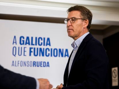 El presidente del partido popular, Alberto Nuñez Feijóo, visita y participa en un pequeño acto en Monforte de Lemos, en Galicia, este viernes.