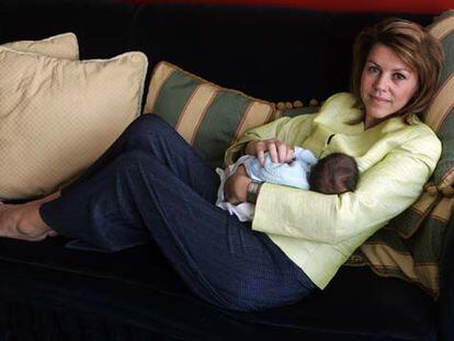 María Dolores de Cospedal, fotografiada en su casa de Madrid con su hijo, Ricardo.