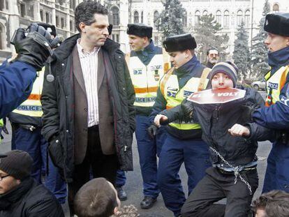 La polic&iacute;a levanta a un activista que protestaba contra los proyectos de ley del Gobierno, hoy en Budapest