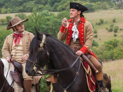 Los actores Josh Gad y Luke Evans, que interpretan a Le Fou y a Gaston, en un fotograma de la película.
