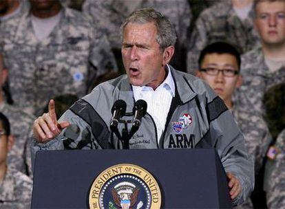 El presidente de EE UU, George W. Bush, ofrece un discurso en la base de Yongsan, en Seúl.