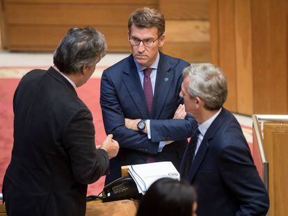 Feij&oacute;o conversa con Pedro Puy y Alfonso Rueda en el Parlamento.