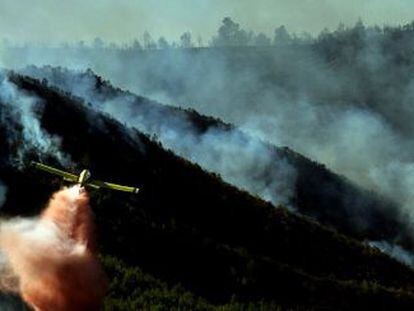 Tareas de extinción del fuego del término municipal de Chulilla (Valencia) en septiembre pasado.