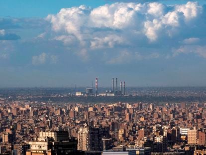 Vista de la central eléctrica de Giza, al oeste de El Cairo.