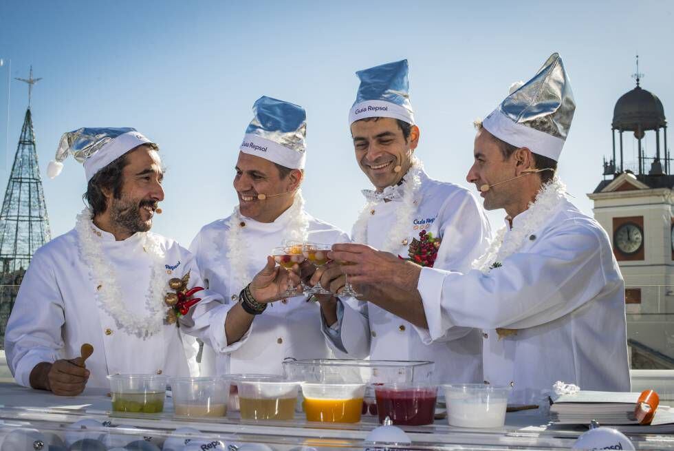 Los cocineros Diego Guerrero, Oriol Castro, Mateu Casañas y Eduard Xatruch celebran sus tres 'soles' de la Guía Repsol.