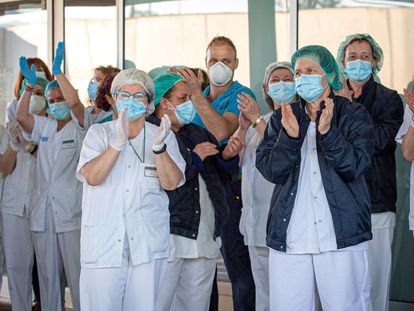 Médicos, personal de enfermería y celadores del hospital San Pedro de Logroño aplauden en apoyo a los trabajadores sanitarios.