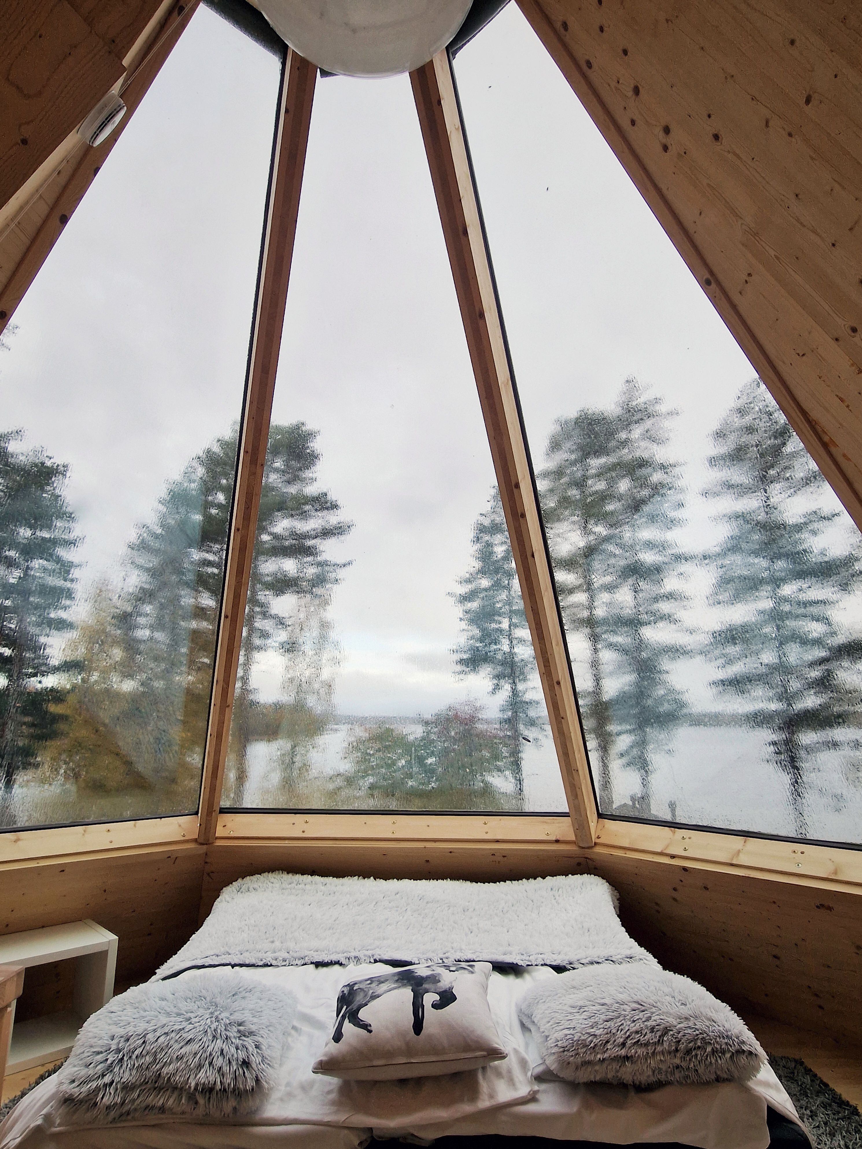 Finlandia, Esperando las auroras boreales desde la cama en el Revontuli Northen Lights Resort. Fotografía: RAFAEL ESTEFANÍA
