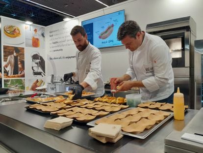 Dos chefs del centro de innovación del Basque Culinary Center preparan perritos calientes elaborados con proteína a base de hongos.