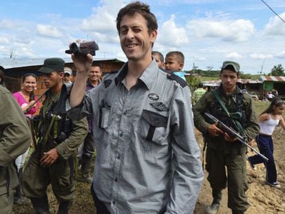 El periodista francés Roméo Langlois toma vídeo mientras es entregado por las FARC en Colombia.