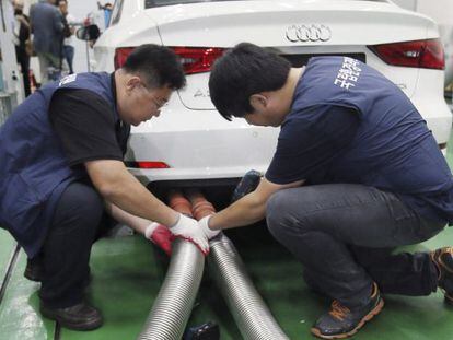 Varios inspectores del Instituto Nacional de Investigaci&oacute;n Medioambiental realizan un test de emisiones en un coche de la firma Audi en Incheon, al oeste de Se&uacute;l (Corea del Sur).