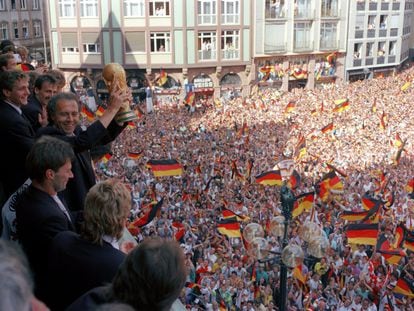 Beckenbauer, con el trofeo de campeón del mundo de 1990, en la plaza Roemerberg de Fráncfort.