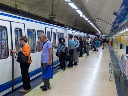 Varias personas se suben a un tren del Metro de Madrid.