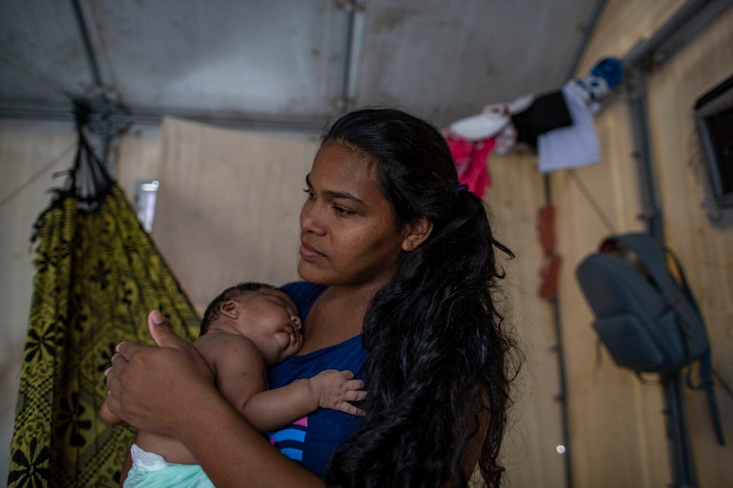 La refugiada venezolana Dorianny con su bebé Luis Joel, nacido en Brasil. Viaja con sus seis hijos, su hermana y su cuñado.