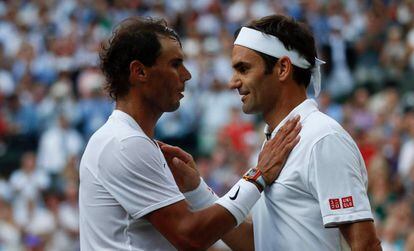 Nadal felicita a Federer tras el partido en la central.