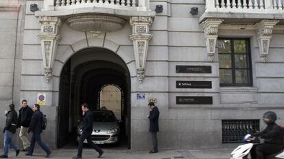 Entrada del edificio situado en el Paseo de la Castellana, 55 (Madrid).