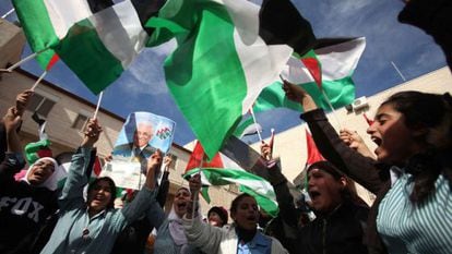 Estudiantes palestinos se preparan para recibir el líder de la Autoridad Palestina, Mahmud Abbas, en Ramala.