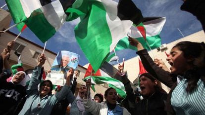 Estudiantes palestinos se preparan para recibir el l&iacute;der de la Autoridad Palestina, Mahmud Abbas, en Ramala. 