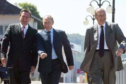 Gerhard Schröder (izquierda), Vladímir Putin (centro) y Jacques Chirac, en Svetlogorsk, en el enclave de Kaliningrado.