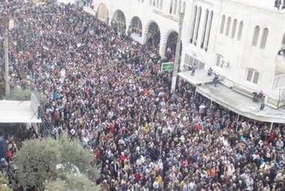 Manifestantes contra el régimen de Bachar el Asad, el viernes en Kafranbel.