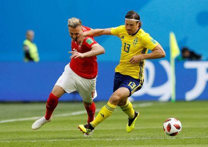 El suizo Josip Drmic disputa el balón con el sueco Gustav Svensson.