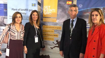 Manuela Lara, Marta Bonet y Cristina de la Haza, de Santillana, con el embajador Manuel Gómez Acebo.