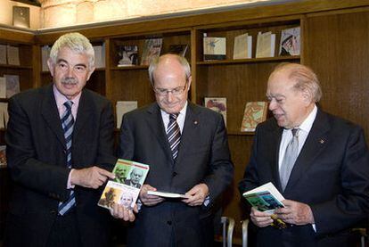 Maragall, Montilla y Pujol, con el libro sobre los presidentes de la Generalitat de Cataluña.