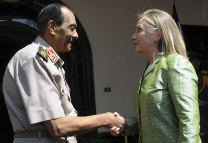 Clinton saluda a Tantaui, jefe de la junta militar, este domingo en El Cairo.