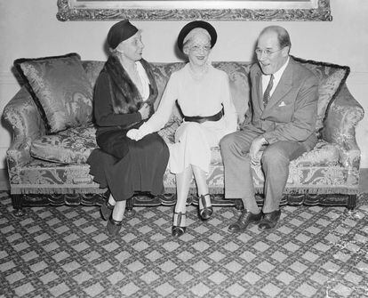 Edna Woolman Chase, directora de 'Vogue', Elsie de Wolfe y William Howard durante unas charlas benéficas en el Sherry (Nueva York, EE.UU.), que se celebraron el 1 de septiembre de 1934 bajo el título "¿Qué es el 'charme'?". |