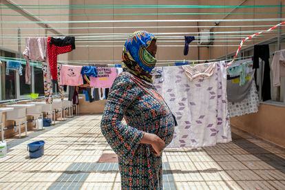Nala, nombre ficticio, posa embarazada en el patio del centro de El Sebadal donde hacen la colada y tienden la ropa.