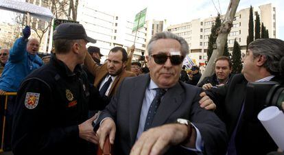 Miguel Blesa sale de los juzgados de Plaza Castilla entre gritos y abucheos de un grupo de preferentistas, 24 de enero de 2014.