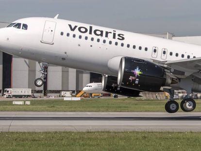 Un avión de Volaris despega del aeropuerto de la Ciudad de México.