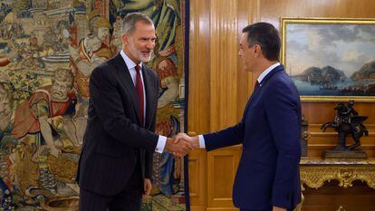 King Felipe VI shakes hands with the leader of the PSOE and acting president of the Government, Pedro Sánchez, before their meeting held this Tuesday at the La Zarzuela Palace, within the framework of the round of contacts to designate a new candidate to preside over the Government of Spain.