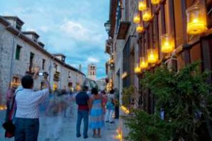 Una calle de Pedraza (Segovia) iluminada con velas.