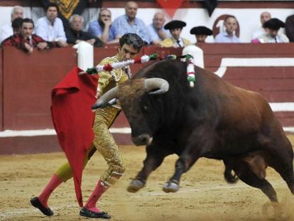 Jos&eacute; Tom&aacute;s da un pase a su toro en la Feria de Le&oacute;n.