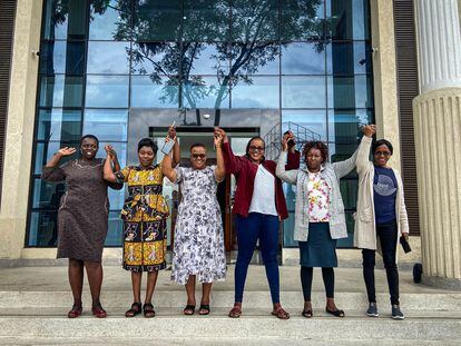 Seis de las 'chicas de Nakuru' posan en la entrada de la Cámara Principal de la Asamblea Nacional de Nakuru, Kenia. De izquierda a derecha, Hellen C. Megek (barrio de Visoi), Leah W. Nganga (barrio de Kabatini), Grace W. Mwathi (barrio de Bahati), Isabella Makori (barrio de Subukia), Rose C. Mutai (barrio de Kiptagich) y Virginia W. Gichanga (barrio de Hell's Gate).