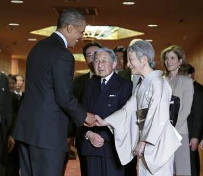 El presidente estadounidense Barack Obama (i) se despide del emperador de Japón Akihito (c) y la emperatriz Michiko (2-d), acompañado de la embajadora de EE.UU. en Jaón, Carolina Kennedy (d), en Tokio (Japón).